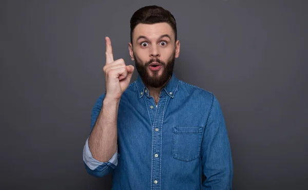 Hermoso Hombre Seguro Inteligente Moderno Tiene Algunas Ideas Durante Proceso — Foto de Stock