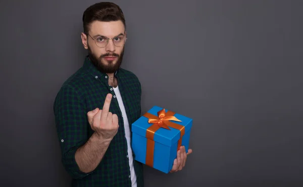 Schwerer Bärtiger Mann Mit Geschenkbox Zeigt Mittelfinger Die Kamera — Stockfoto