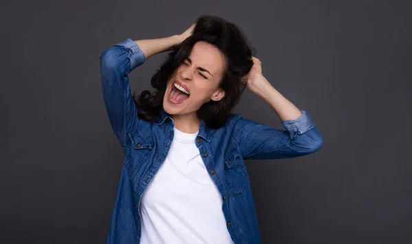 Close Retrato Gritando Jovem Mulher Desgaste Casual Enquanto Ela Segura — Fotografia de Stock