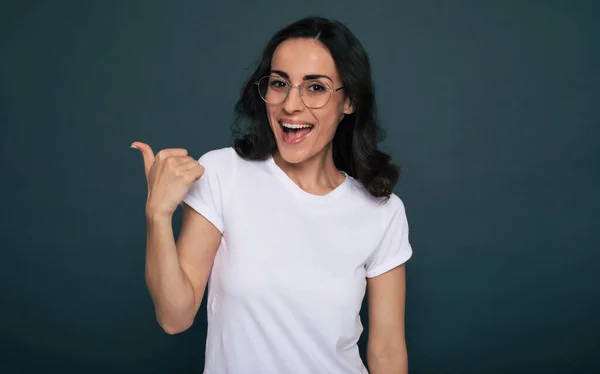 Joven Hermosa Mujer Feliz Con Estilo Una Camiseta Blanca Está —  Fotos de Stock