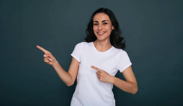 Νεαρή Όμορφη Κομψή Ευτυχισμένη Γυναίκα Ένα Λευκό Shirt Ποζάρει Και — Φωτογραφία Αρχείου