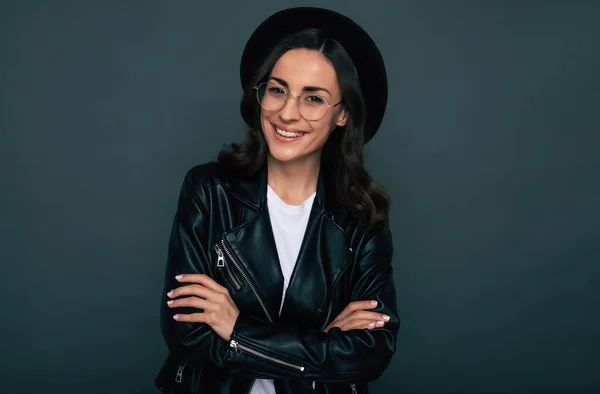 Opgewonden Modieuze Stijlvolle Mooie Jonge Hipster Vrouw Moderne Zwarte Kleding — Stockfoto