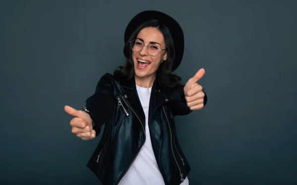 Emocionada Mujer Hipster Hermosa Elegante Moda Ropa Sombrero Negro Moderno —  Fotos de Stock