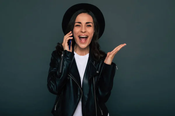 Feliz Mujer Hipster Joven Emocionado Ropa Elegante Sombrero Negro Está —  Fotos de Stock