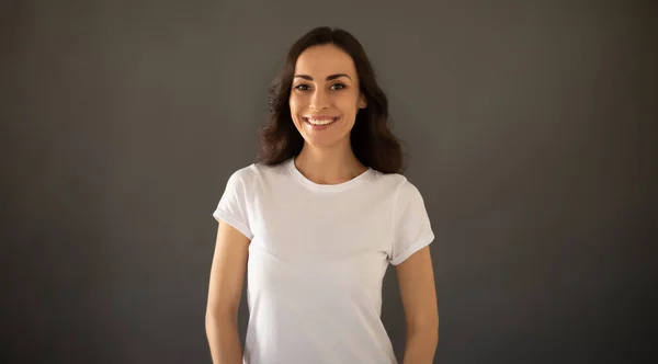 Junge Schöne Stilvolle Glückliche Frau Einem Weißen Shirt Posiert Auf — Stockfoto