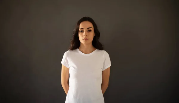 Nette Selbstbewusste Stilvolle Frau Weißen Shirt Posiert Auf Dem Grauen — Stockfoto