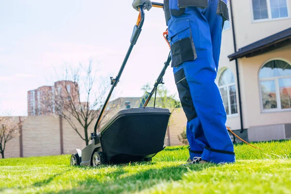 Unge Man Klipper Gräsmattan Med Hjälp Elektrisk Gräsklippare Speciell Arbetskostym — Stockfoto