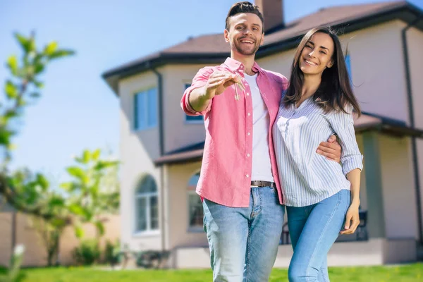 Pasangan Muda Modern Yang Bahagia Dan Bahagia Berdiri Depan Rumah — Stok Foto