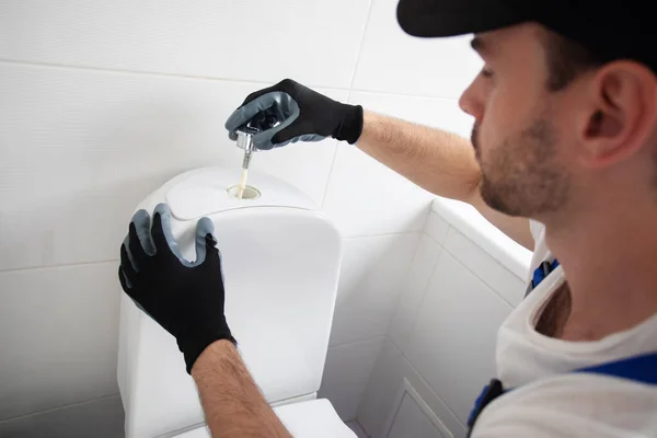 Encanador Profissional Uniforme Está Reparando Vaso Sanitário Banheiro Doméstico Com — Fotografia de Stock