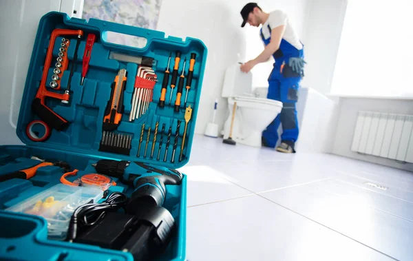 Encanador Profissional Uniforme Está Reparando Vaso Sanitário Banheiro Doméstico Com — Fotografia de Stock