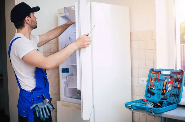 Profesional Joven Reparador Uniforme Trabajador Gorra Con Moderna Caja Herramientas — Foto de Stock