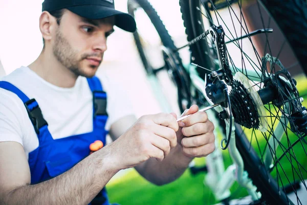 Bisiklet Tamircisinin Bisiklet Tamir Sırasında Elindeki Aletle Fotoğrafını Kapat — Stok fotoğraf