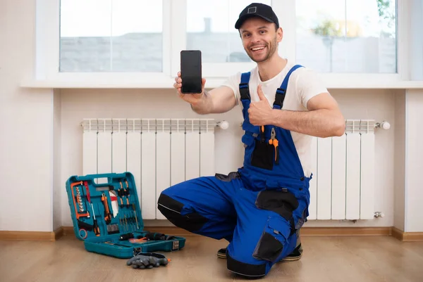Professional Young Repairman Special Uniform Tools Installing Radiators Thermostat Domestic — Fotografia de Stock