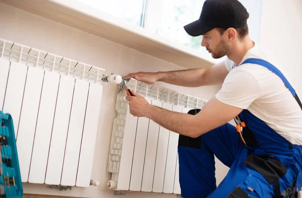 Professional Young Repairman Special Uniform Tools Installing Radiators Thermostat Domestic — Fotografia de Stock