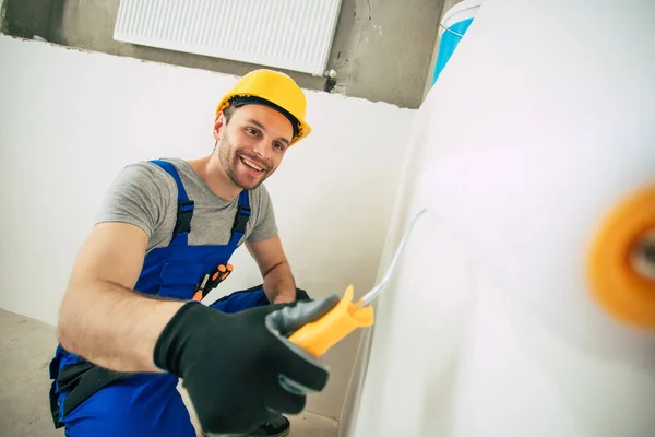 Jovem Reparador Doméstico Masculino Trabalhador Ocupado Com Renovação Casa Detém — Fotografia de Stock