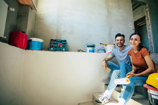 Modern Gelukkig Jong Paar Verliefd Casual Kleding Tijdens Nieuwe Huis — Stockfoto