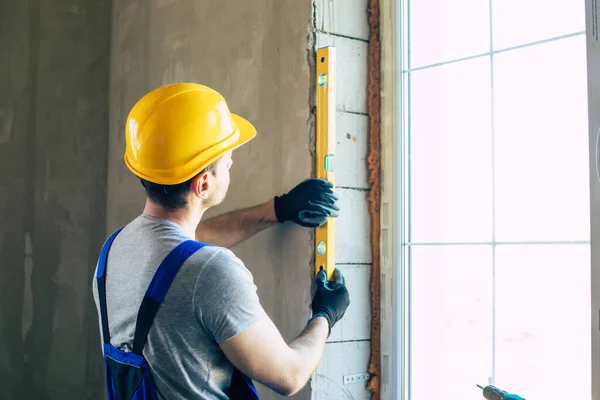 Joven Reparación Del Hogar Masculino Trabajador Ocupado Con Renovación Casa — Foto de Stock