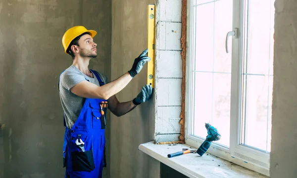 Jovem Reparador Doméstico Masculino Trabalhador Ocupado Com Renovação Casa Detém — Fotografia de Stock
