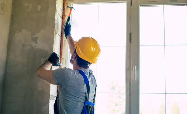 Joven Reparación Del Hogar Masculino Trabajador Ocupado Con Renovación Casa — Foto de Stock
