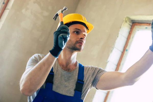 Jovem Reparador Doméstico Masculino Trabalhador Ocupado Com Renovação Casa Detém — Fotografia de Stock