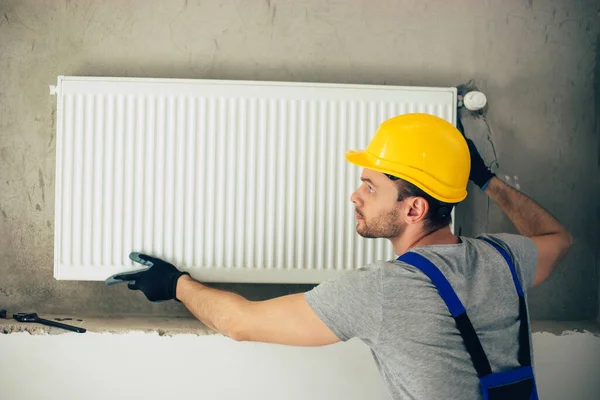 Jovem Encanador Profissional Bonito Uniforme Moderno Está Instalando Radiador Calor — Fotografia de Stock