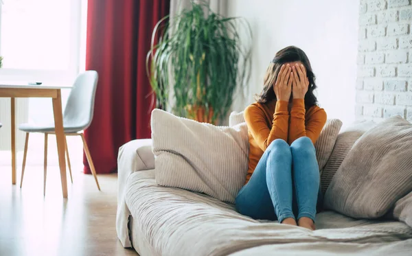 Mulher Triste Depressão Profunda Está Sentado Sofá Chorando Pensando Sobre — Fotografia de Stock