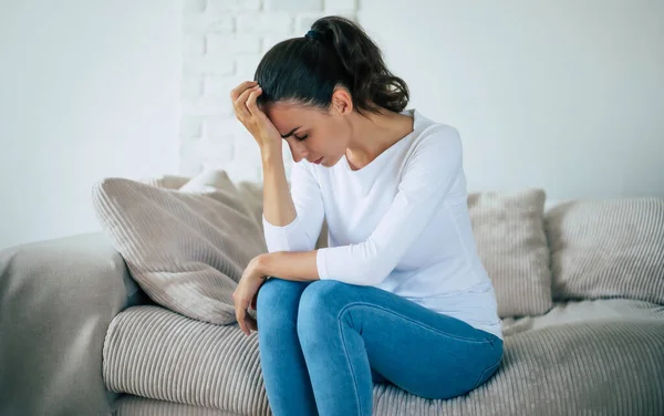 Θλιβερή Γυναίκα Βαθιά Κατάθλιψη Κάθεται Στον Καναπέ Και Κλαίει Και — Φωτογραφία Αρχείου