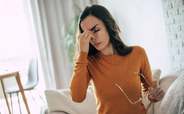 Joven Mujer Morena Triste Con Dolor Cabeza Severo Sostiene Cabeza — Foto de Stock