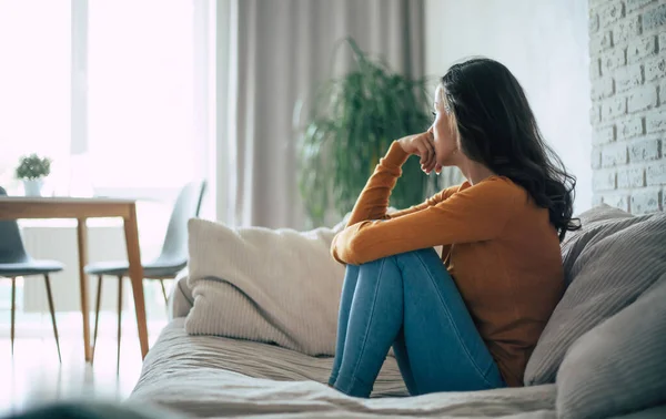 Donna Triste Profonda Depressione Seduto Sul Divano Piangendo Pensando Alla — Foto Stock