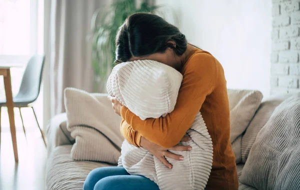 Donna Triste Profonda Depressione Seduto Sul Divano Piangendo Pensando Alla — Foto Stock