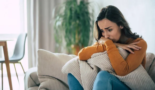 Mulher Triste Depressão Profunda Está Sentado Sofá Chorando Pensando Sobre — Fotografia de Stock