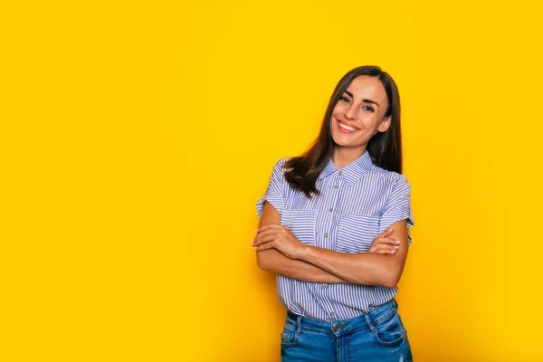 Happy Mooie Jonge Zelfverzekerde Brunette Vrouw Stijlvolle Slimme Casual Slijtage — Stockfoto