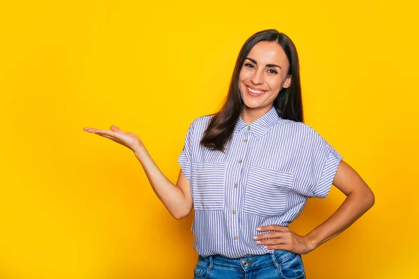 Glücklich Schöne Junge Selbstbewusste Brünette Frau Stilvoller Schicker Freizeitkleidung Posiert — Stockfoto