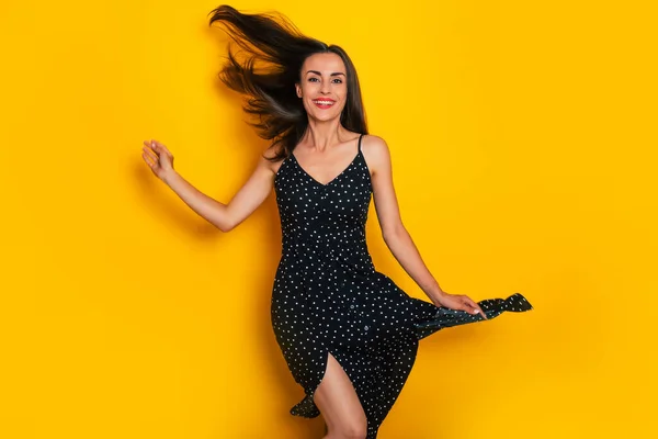 Emocionado Feliz Linda Mujer Moderna Vestido Verano Bailar Divertirse Aislado — Foto de Stock