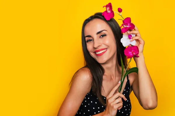 Hermosa Mujer Sonriente Tierna Está Posando Con Una Flor Manos — Foto de Stock