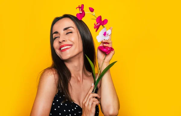 Чудова Ніжна Усміхнена Жінка Позує Квіткою Руках Ізольовано Жовтому Тлі — стокове фото