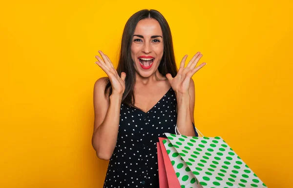 Güzel Mutlu Şık Esmer Kadın Bir Sürü Renkli Alışveriş Çantasıyla — Stok fotoğraf