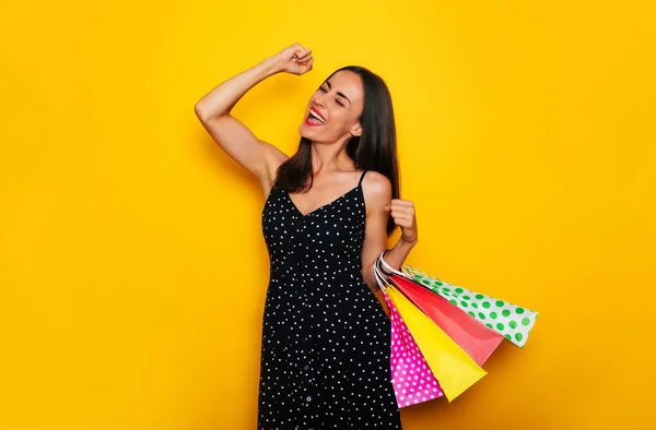 Güzel Mutlu Şık Esmer Kadın Bir Sürü Renkli Alışveriş Çantasıyla — Stok fotoğraf