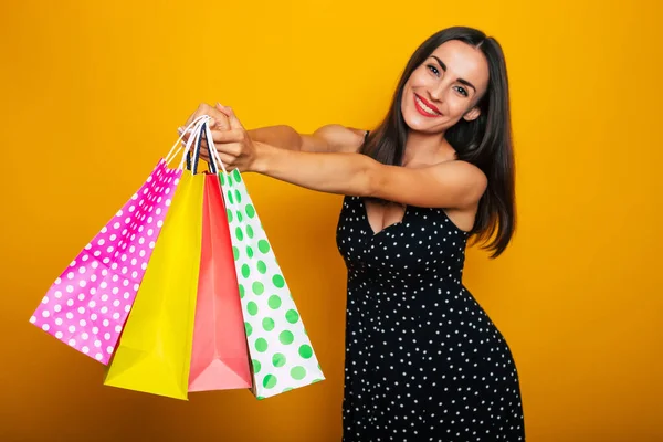 Belle Jeune Femme Brune Élégante Heureuse Dans Une Robe Pose — Photo