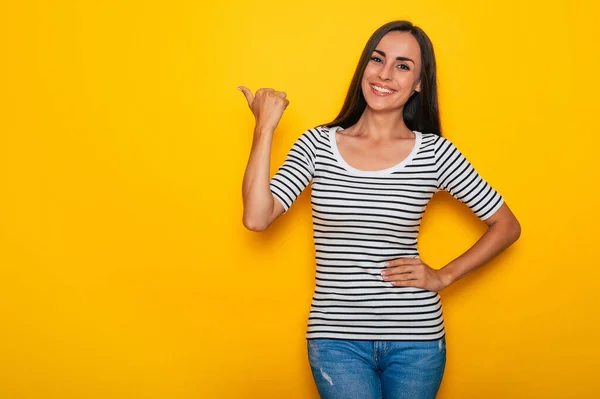 Piękny Uśmiech Nowoczesna Brunetka Kobieta Casual Strój Jest Pozowanie Żółtej — Zdjęcie stockowe