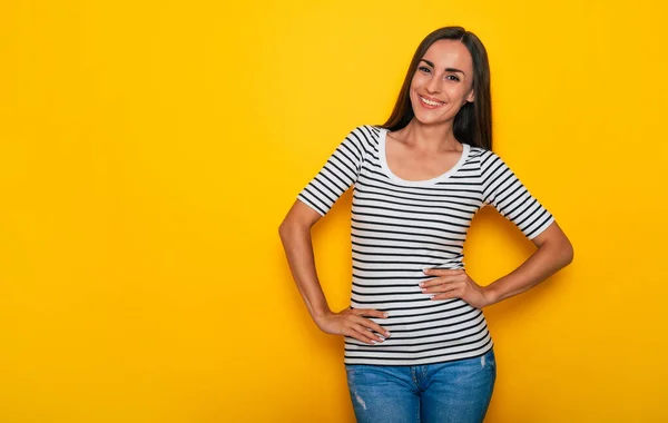 Schöne Lächelnde Moderne Brünette Frau Freizeitkleidung Posiert Vor Gelber Wand — Stockfoto