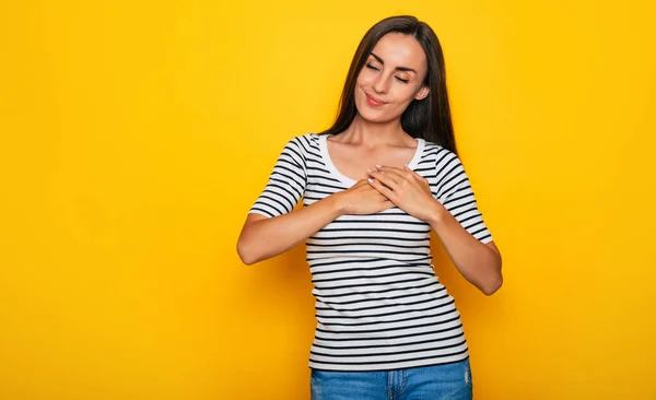 Linda Mujer Joven Tierna Ropa Casual Sostiene Sus Manos Pecho — Foto de Stock