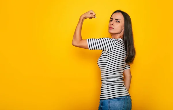 Feliz Deportista Hermosa Fuerte Mujer Muestra Sus Bíceps Aislados Sobre —  Fotos de Stock