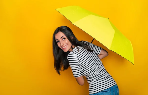 Feliz Joven Sonriente Escondida Bajo Paraguas Amarillo Divirtiéndose — Foto de Stock