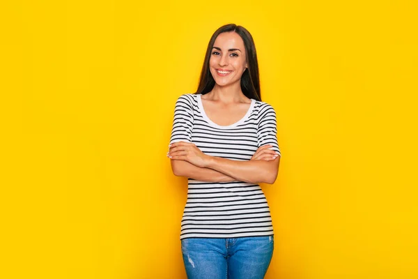 Piękny Uśmiech Nowoczesna Brunetka Kobieta Casual Strój Jest Pozowanie Żółtej — Zdjęcie stockowe