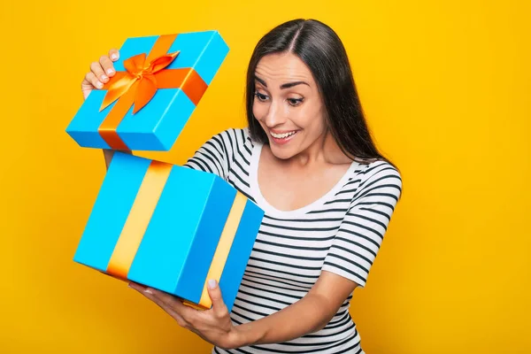 Atractiva Mujer Sonriente Joven Emocionada Sorprendida Está Posando Con Una —  Fotos de Stock