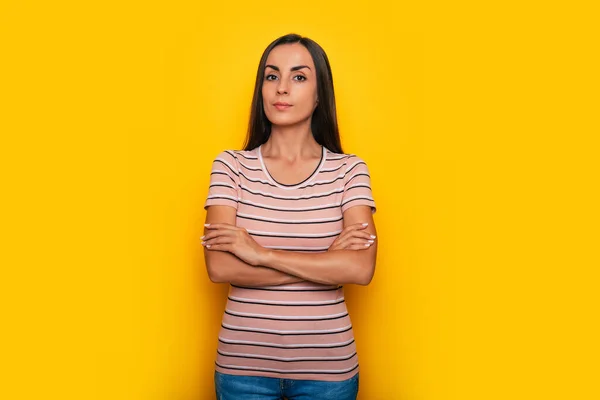 Feliz Confiante Bela Jovem Morena Uma Camiseta Está Posando Divertindo — Fotografia de Stock