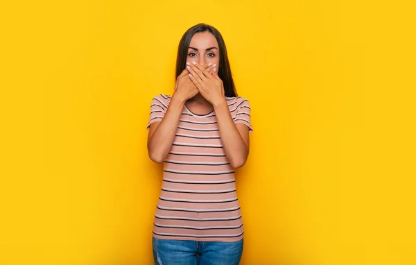 Giovane Donna Splendida Copre Bocca Guarda Sulla Macchina Fotografica — Foto Stock