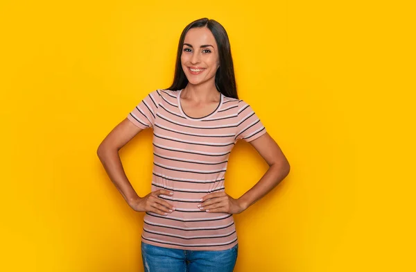 Feliz Confiado Hermosa Joven Morena Mujer Una Camiseta Está Posando — Foto de Stock