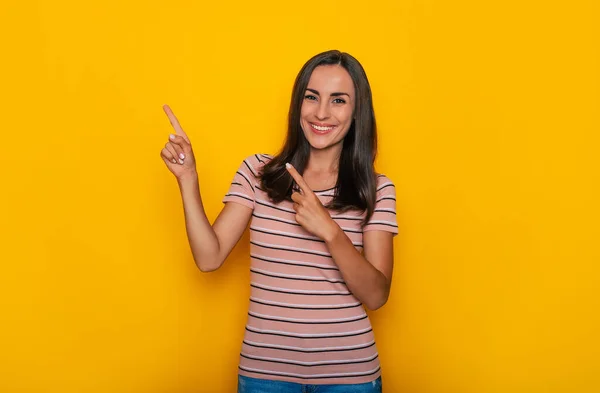 Aranyos Izgatott Mosolygós Fiatal Barna Lány Mutat Néhány Reklám Miközben — Stock Fotó